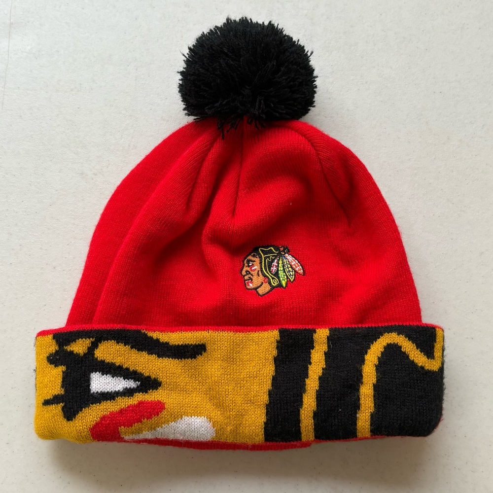 Reebok Face Off Chicago Blackhawks NHL Cuffed Pom Knit Hat Boys 8-20 Red Hockey‎